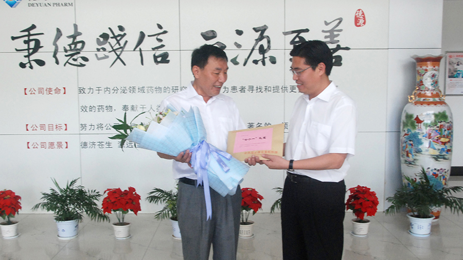 市委常委、開(kāi)發(fā)區(qū)黨工委書(shū)記曹衛(wèi)東走訪慰問(wèn)李永安董事長(zhǎng)