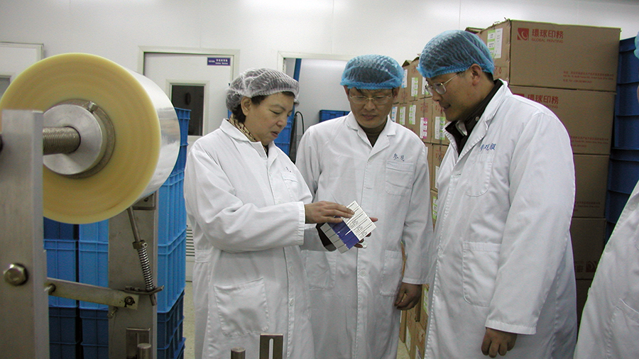 市食品藥品監(jiān)管局局長(zhǎng)史勤勤視察公司